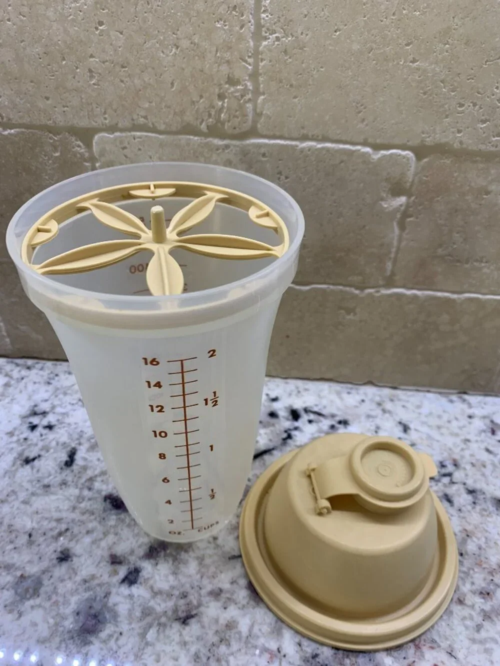 Tupperware Quick Shake Shaker Container 16oz. Blender Mixer Pour 3pc. 844-28